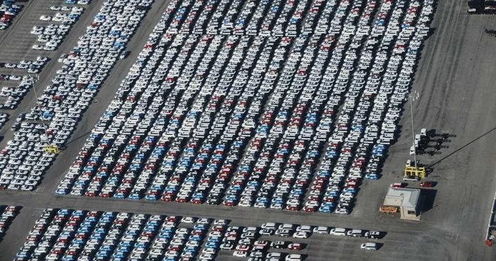 1500 Nissan Leaf ferme nel piazzale. In attesa di clienti?