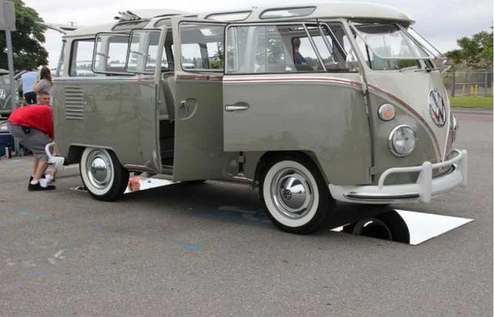 Un Volkswagen Samba 23 vetri da 217 mila dollari