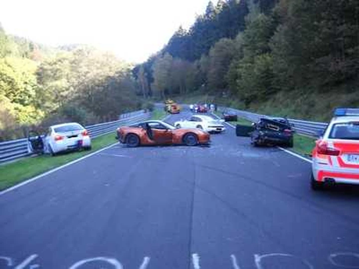 Nurburgring: maxi incidente con 8 vetture coinvolte