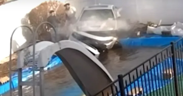 Hollywood? No, Long Island: Dodge Charger vola in aria e finisce in piscina [VIDEO]
