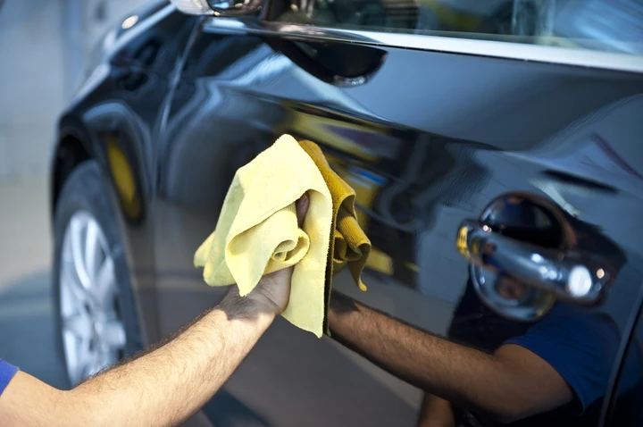 Lavaggio auto a secco (senza acqua): come funziona, vantaggi
