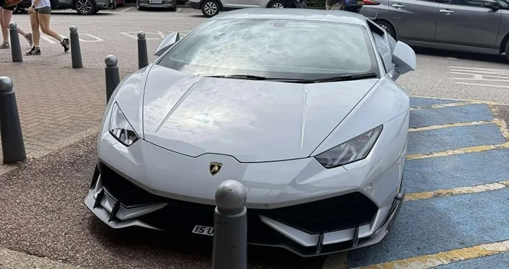 Lamborghini in parcheggio disabili: il caso che ha scatenato il web