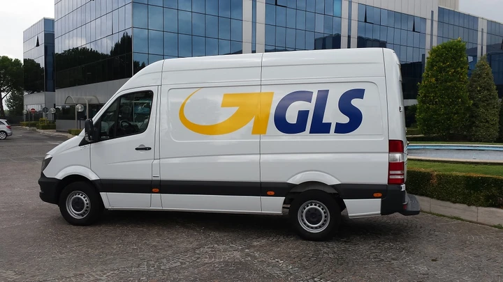Mercedes consegna a GLS il 50° Sprinter NGT
