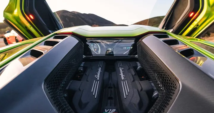 Lamborghini accelera verso il futuro ma non molla il cuore termico
