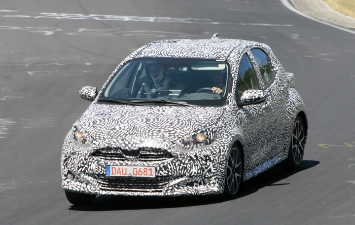 Toyota: le foto spia della nuova Yaris 2020
