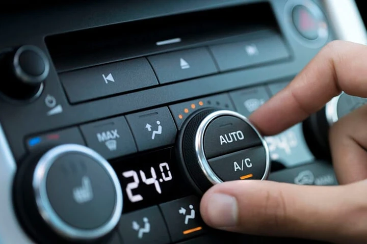 Manutenzione del climatizzatore auto per l'estate