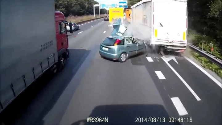 Ecco perché è sbagliato sorpassare a destra.