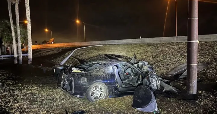 Inseguimento a tutta velocità con Toyota Supra, finisce col botto