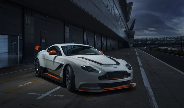 Aston Martin: la Vantage cambia nome a causa di Porsche