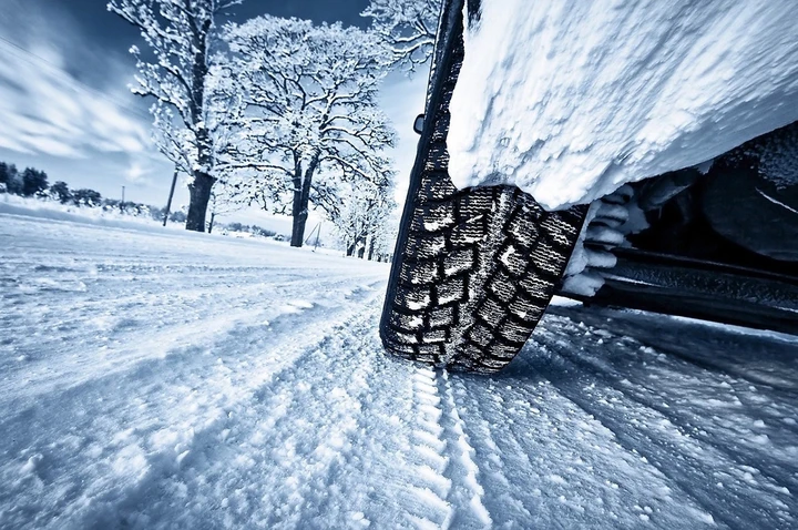 Per guidare sulla neve meglio catene, ragni o calze?