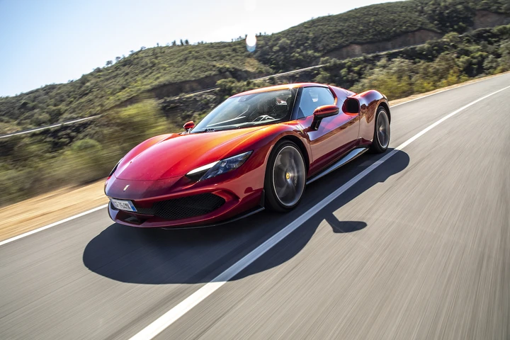 Ferrari: le vendite delle ibride superano per la prima volta quelle delle termiche