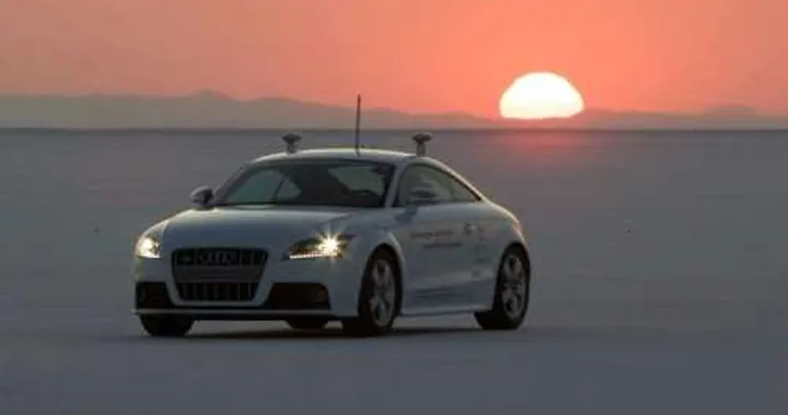 Un'Audi TTS corre senza pilota