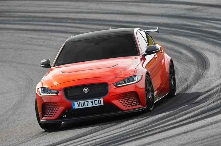 Jaguar XE SV Project 8: pronta a sfidare la Giulia Quadrifoglio