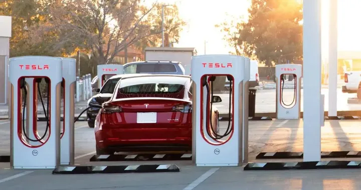 Tesla, l’app mostra i Supercharger liberi: come funziona Site Maps