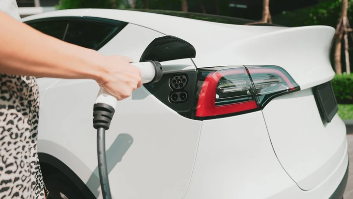 Come calcolare il bollo per auto ibride ed elettriche: guida pratica