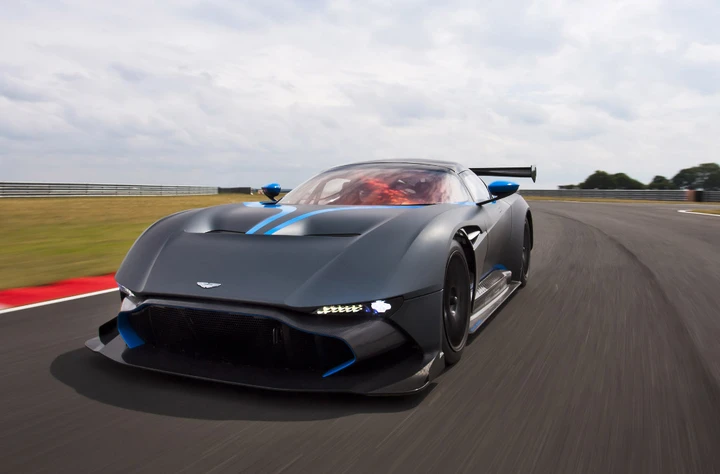 Aston Martin Vulcan: in pista al Coventry MotoFest