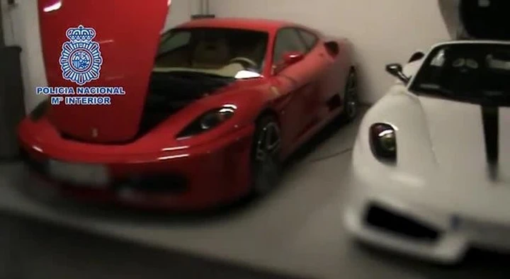 Toyota e Peugeot trasformate in Ferrari: blitz della polizia in Catalogna