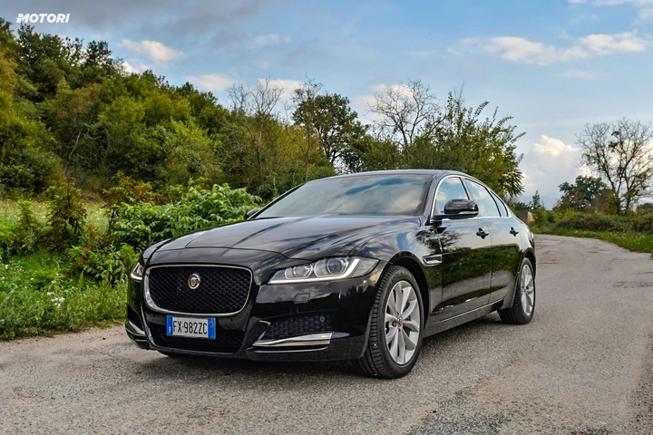 Jaguar XF 2.0 AWD 300 CV: la prova su strada