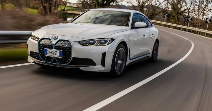 BMW i4: corre in silenzio