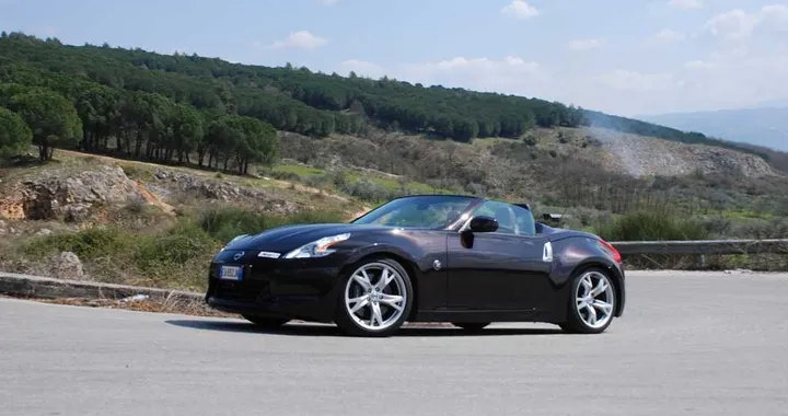Nissan 370 Z Roadster: come va su strada e in pista