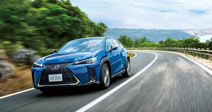 Lexus UX: debutta negli showroom in Giappone