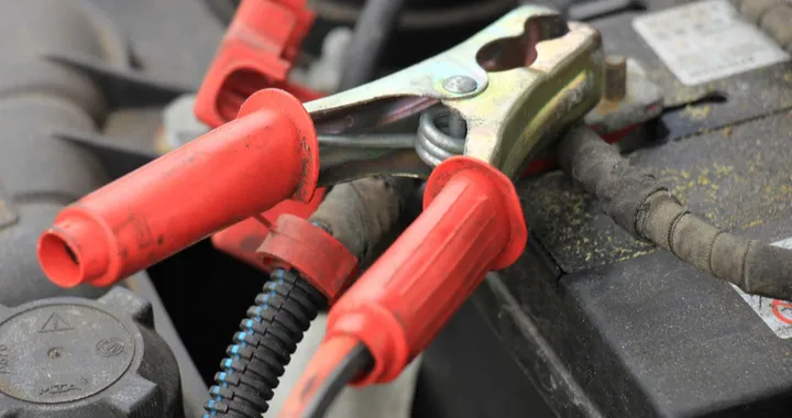 Come avviare un'auto con batteria scarica: guida all'uso dei cavi per il ripristino della batteria