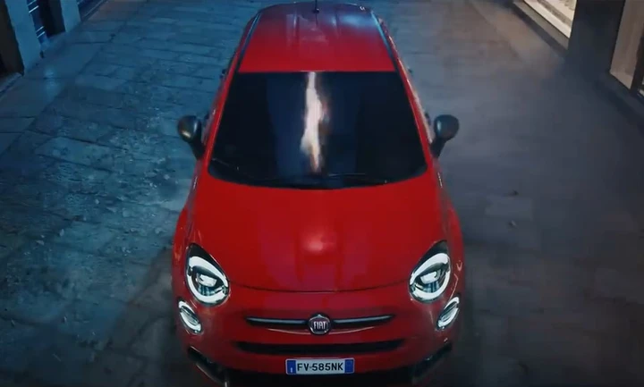Fiat 500X Sport: le prime immagini nel video di Ava Max