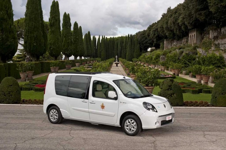 Renault: due vetture elettriche per il Papa