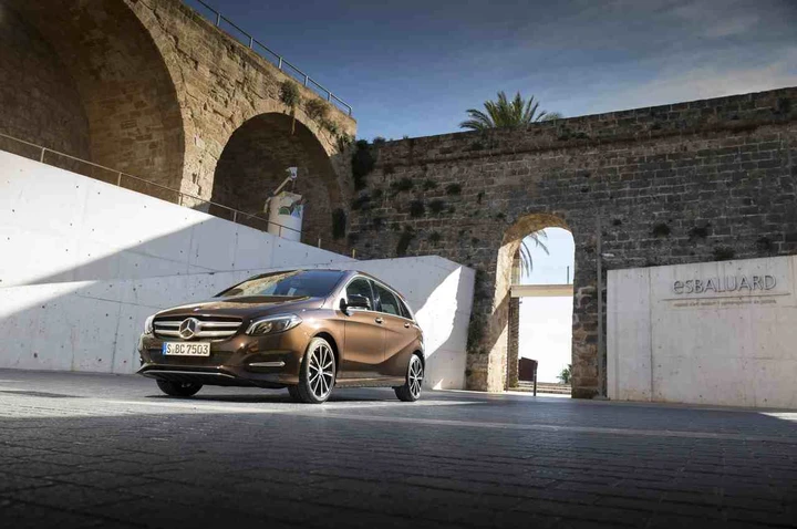 Mercedes Classe B 2015: le immagini ufficiali