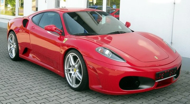 Compra una Ferrari: è senza patente