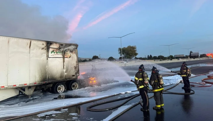 Tesla Semi in fiamme senza incidente: autostrada chiusa 10 ore