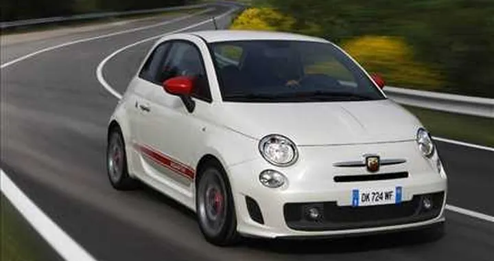 Abarth 500 sfreccia a 200 km/h davanti ai Carabinieri. Multato