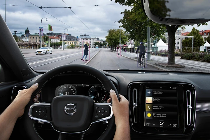 Volvo XC40, dotazioni di sicurezza: immagini ufficiali