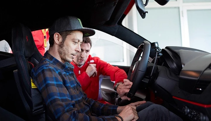 Ferrari 488 Pista, primi giri a Fiorano; e guardate chi c’è al volante: Valentino Rossi!