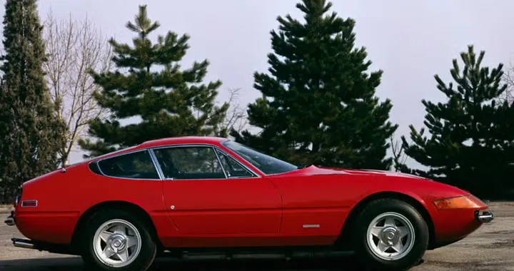 Ferrari 365 GTB/4 Daytona: il V12 che ha reso immortale Maranello [VIDEO]