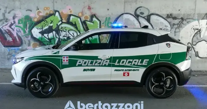 Alfa Romeo Junior: bande bianco-verdi, eccola con la divisa della polizia locale