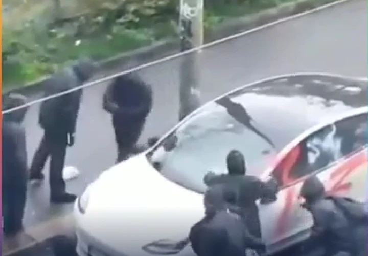 Tesla vandalizzate nel cuore di Milano, impazza la violenza contro le auto di Musk
