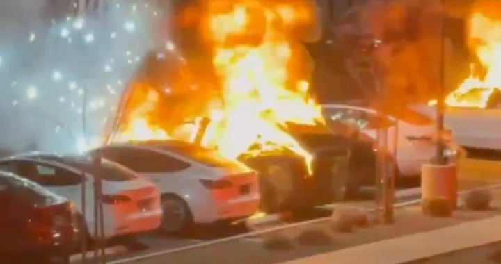 Tesla nel caos: incendi, sabotaggi e un'ondata di odio senza freni