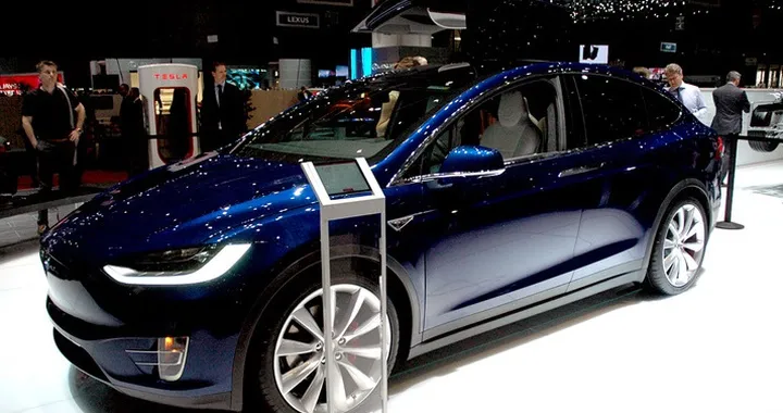 Tesla Model X: il Suv elettrico al Salone di Ginevra 2016