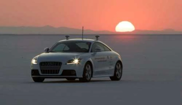 Un'Audi TTS corre senza pilota