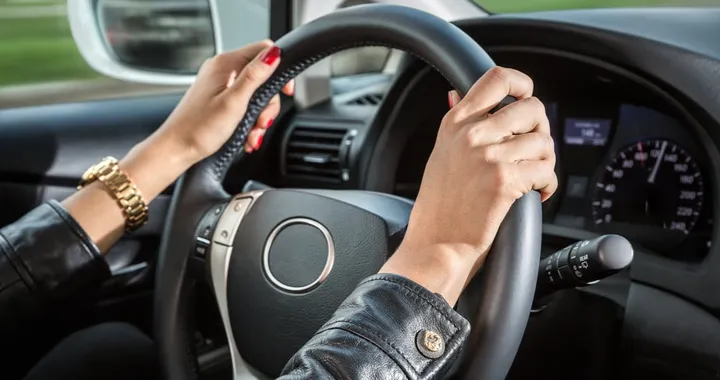 Si presenta all’esame di recupero patente guidando l'auto