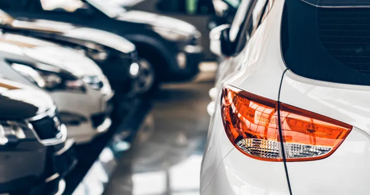 Mercato auto italiano in calo: UNRAE lancia l'allarme
