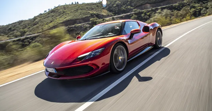 Ferrari: le vendite delle ibride superano per la prima volta quelle delle termiche
