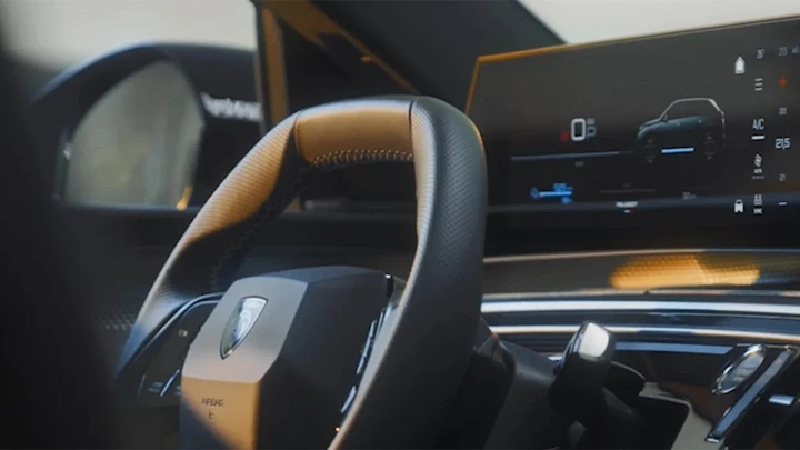 Nuova Peugeot 5008: prime immagini degli interni
