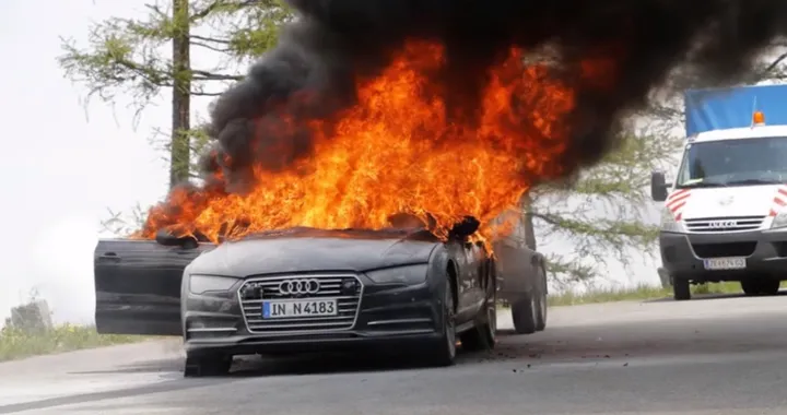 Audi A7 in fiamme sulle Alpi austriache