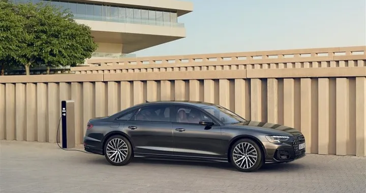 Audi A8 TFSI e: equipaggiamenti, sistema ibrido plug-in e prezzi