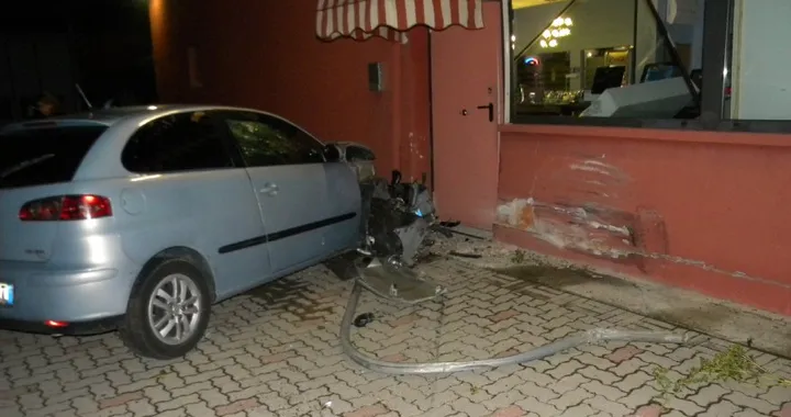 Si schianta contro un bar e chiede da bere