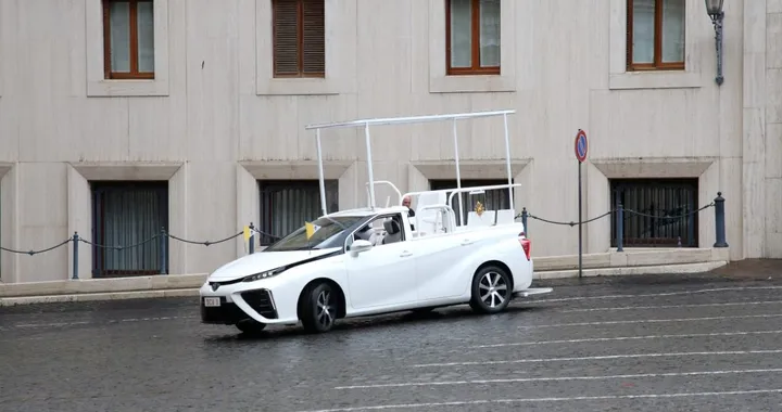 Papa Francesco: un viaggio tra le auto del suo pontificato