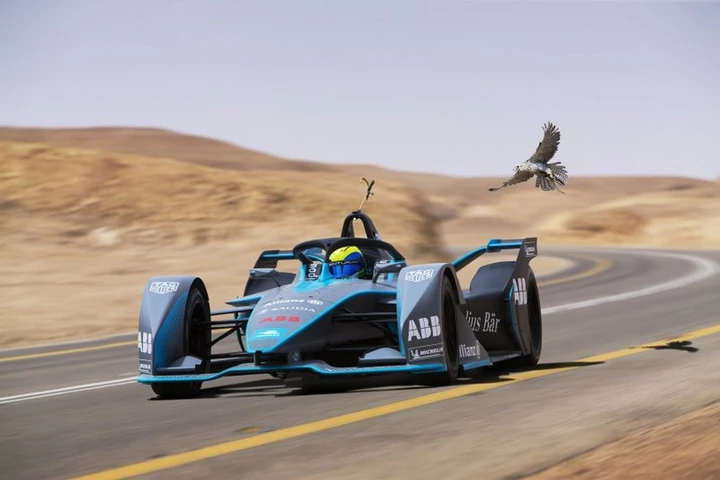 Formula E: Massa corre nel deserto contro un falco pellegrino