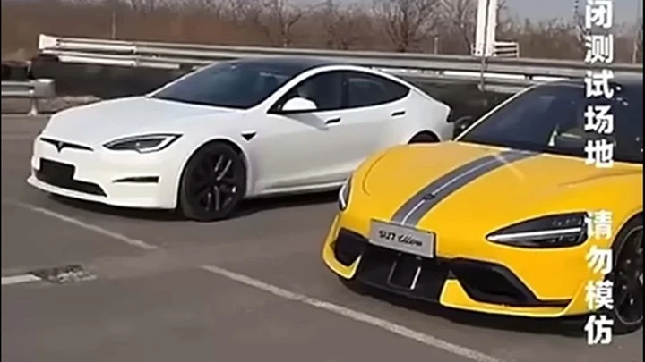 Xiaomi SU7 Ultra sfida Tesla Model S Plaid: il drag race fulminante [VIDEO]